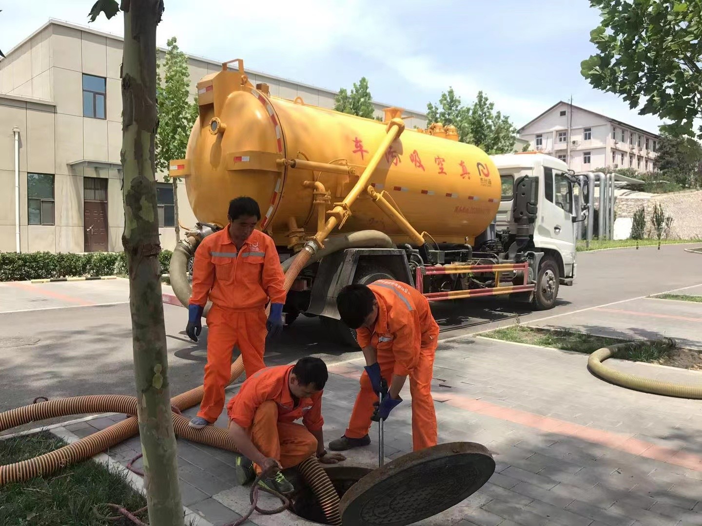 武隆管道疏通车停在窨井附近