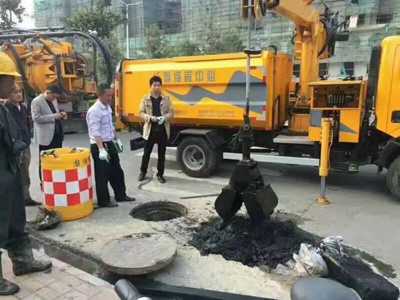 武隆街道：网格员化身“清道夫”，为民解忧疏通“堵心”化粪池