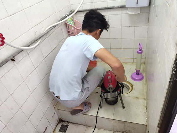 武隆肥皂掉到马桶里把马桶堵住了怎么办？马桶堵住了怎么办